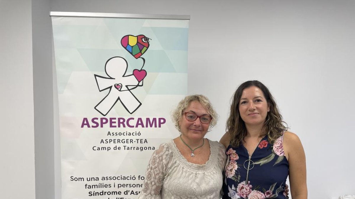 Imatge d'Elisenda Pascual (esquerra) i Laura Recha (dreta) a la seu d'Aspercamp a Tarragona.