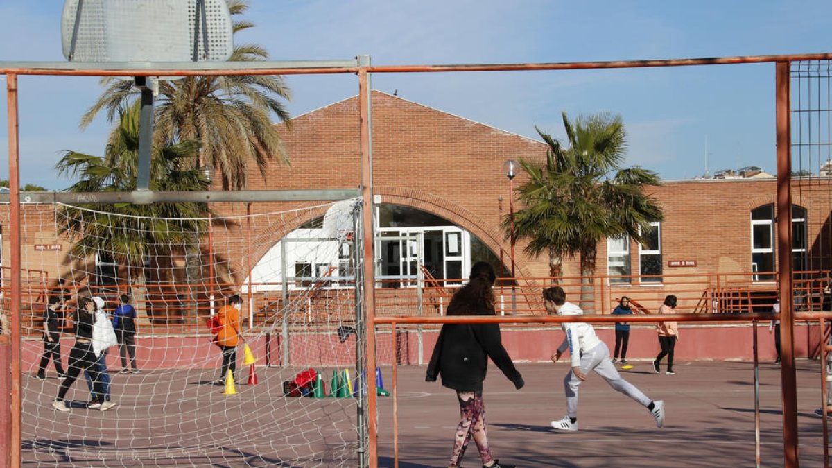 Alumnes de l'institut de secundària Camí de Mar de Calafell jugant al pati.