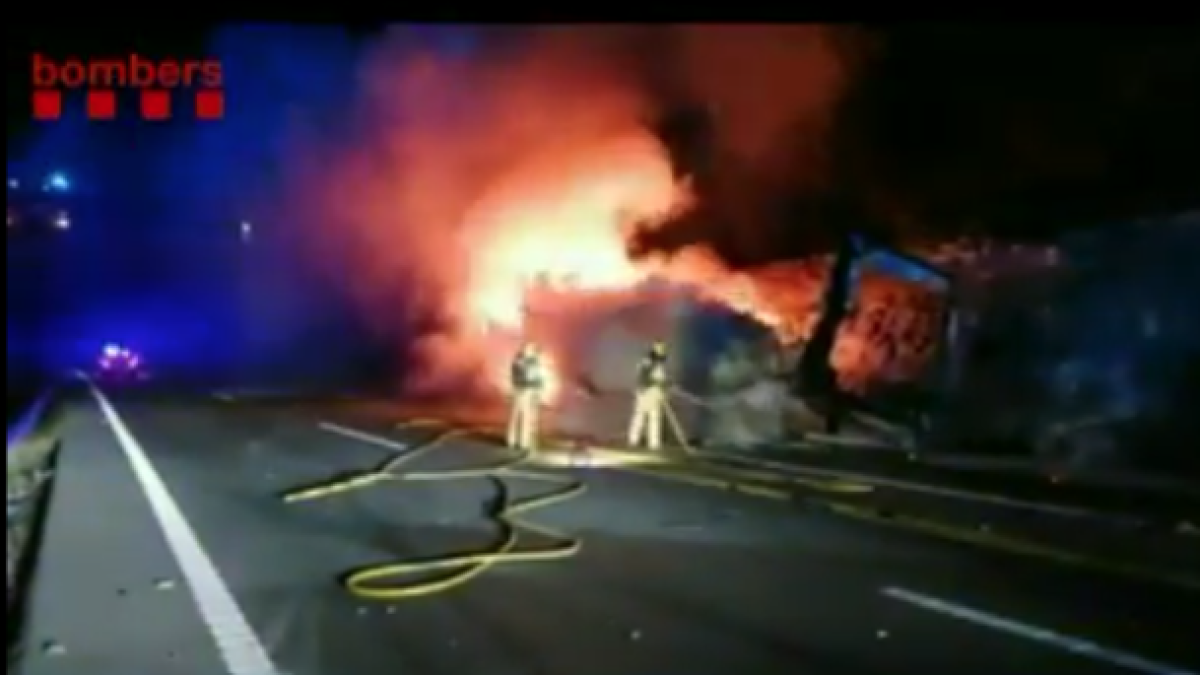 Seis dotaciones de Bomberos trabajaron en el incendio.