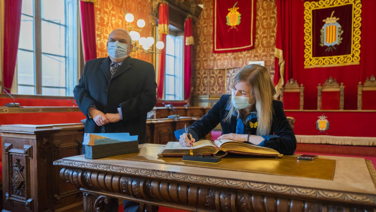 La consellera Alsina signant el llibre d'honor de l'Ajuntament de Tarragona.