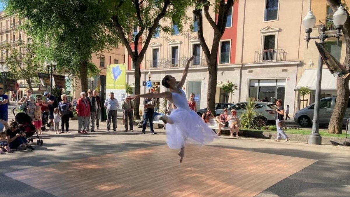Imatge de la passada edició del maig amb una actuació d'Artemis a la Rambla Nova de Tarragona.