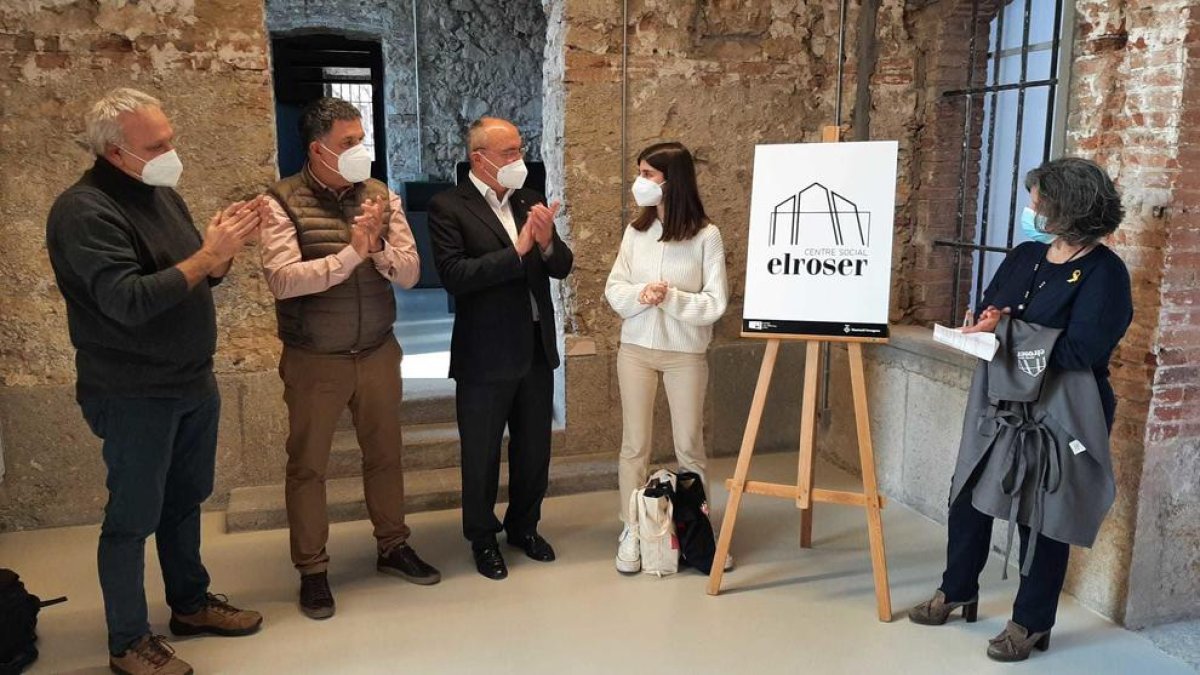 L'alcalde, Carles Pellicer, aplaudint a Noelia Marcos durant l'acte de presentació del logotip.