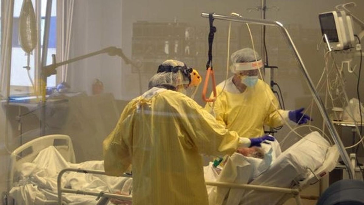 Personal del hospital de Palamós atendiendo un paciente covid durante la quinta ola del virus.
