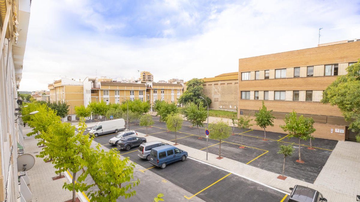 Imatge del resultat de la renovació de la pavimentació del carrer Jaume I i la zona del mercat a Constantí.