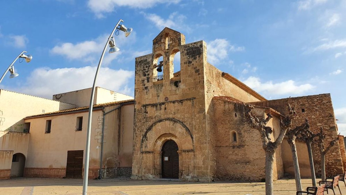 El monasterio e iglesia en Santa Maria, en Santa Oliva (Baix Penedès)