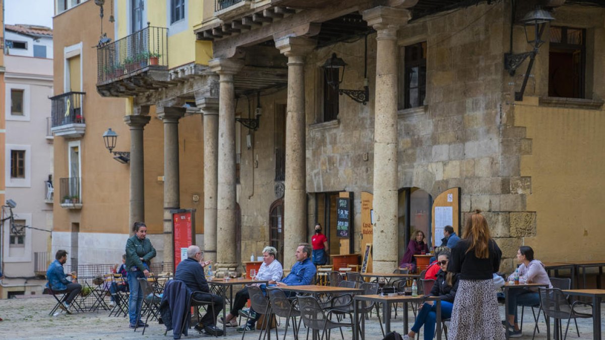 Imatge d'arxiu de la terrassa d'un bar del Pla de la Seu de Tarragona.