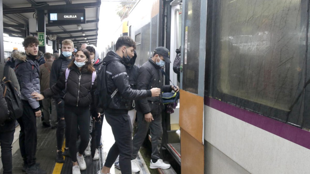 Usuarios de Alrededores cogen uno de los primeros trenes del R1, una vez se ha restablecido el servicio en Mataró.