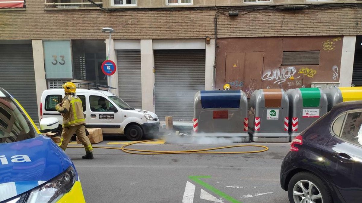 Imatge d'un contenidor incendiat al Carrer Mallorca.