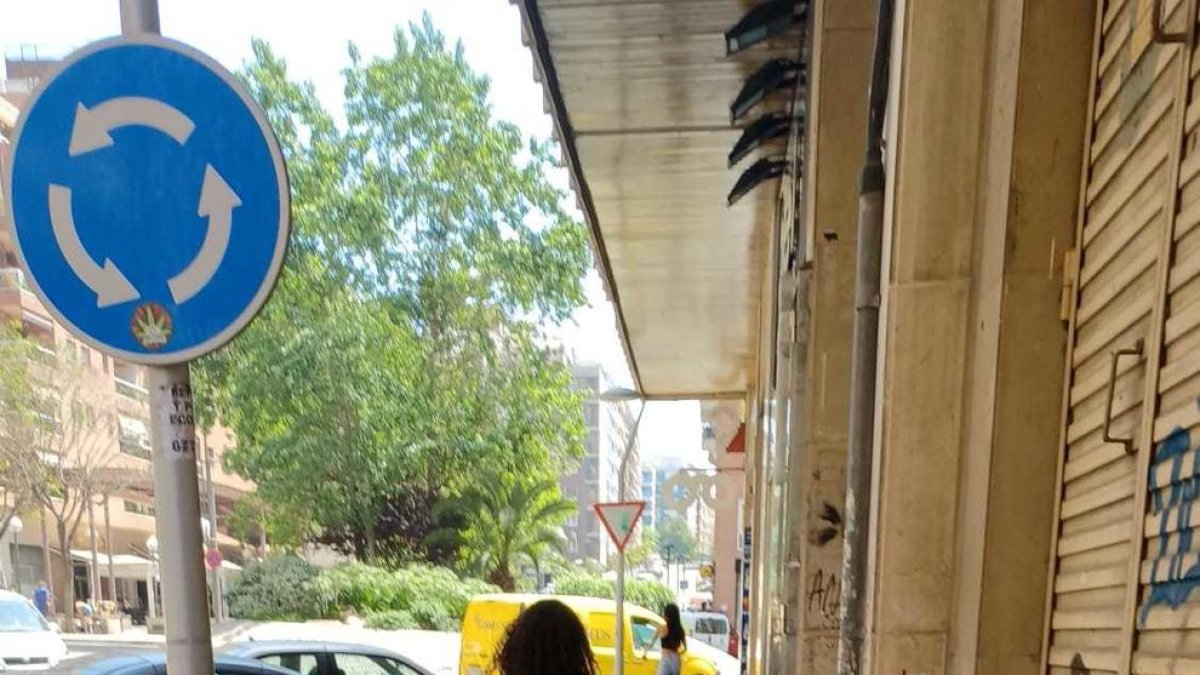 Imatges d'usuaris de patinet i bicicleta circulant per les voreres del centre de Tarragona.