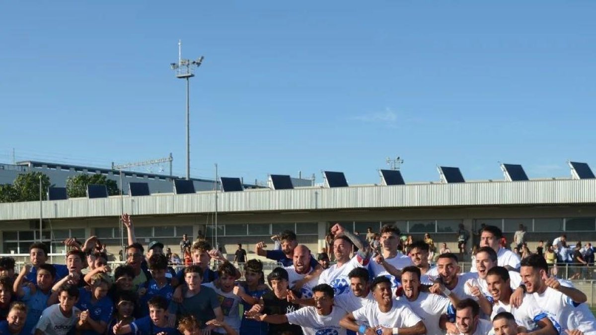 Los jugadores del Cambrils Unió celebrando el ascenso después de la victoria contra el Reddis.