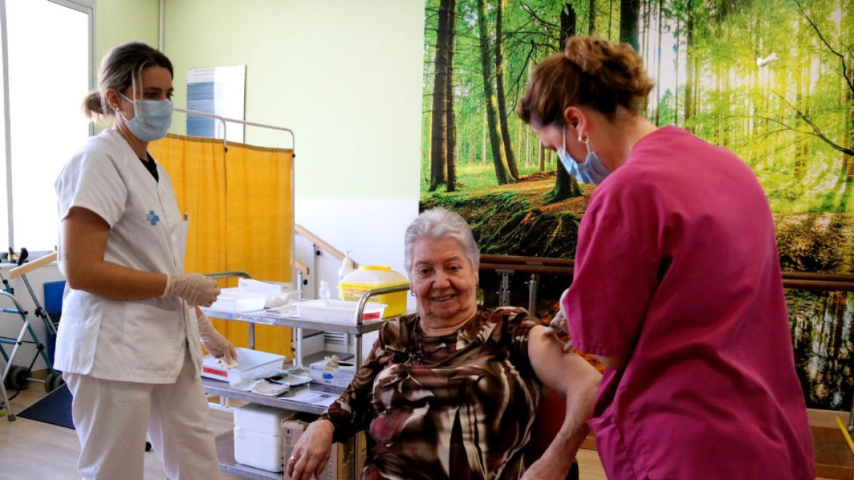 Una usuària de la residència Sant Miquel Arcàngel de Tortosa, rebent la vacuna de la covid assistida per dues infermeres 

Data de publicació: dilluns 26 de setembre del 2022, 14:11

Localització: Tortosa

Autor: Anna Ferràs