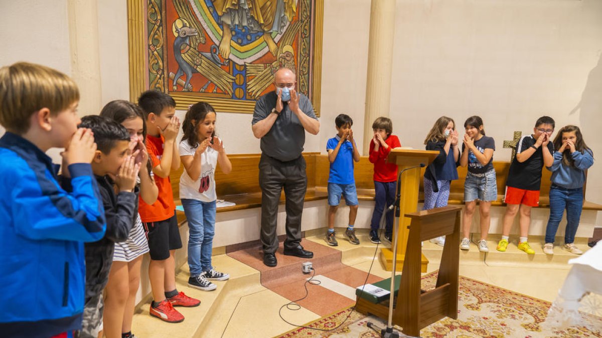 Imagen de un ensayo en la Parroquia de Cristo Rey con los niños que harán la primera comunión este año.