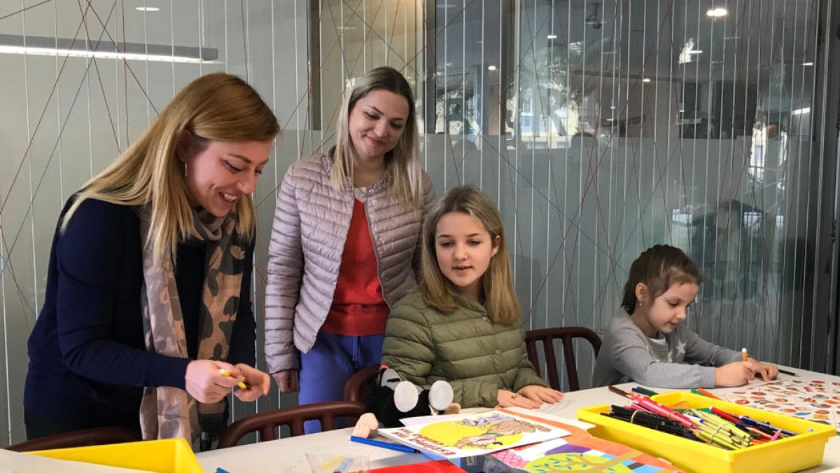 Irina, ucraniana residente en Rubí, ayuda a Alexandra ya sus hijas, refugiadas de la guerra y alojadas en un albergue de El Prat de Llobregat.