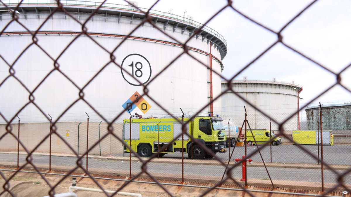 Camiones de bomberos del parque químico en el interior de la empresa ASESA.