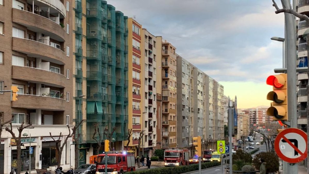 Imagen de las dotaciones de Bomberos trabajando en la Avenida Cataluña