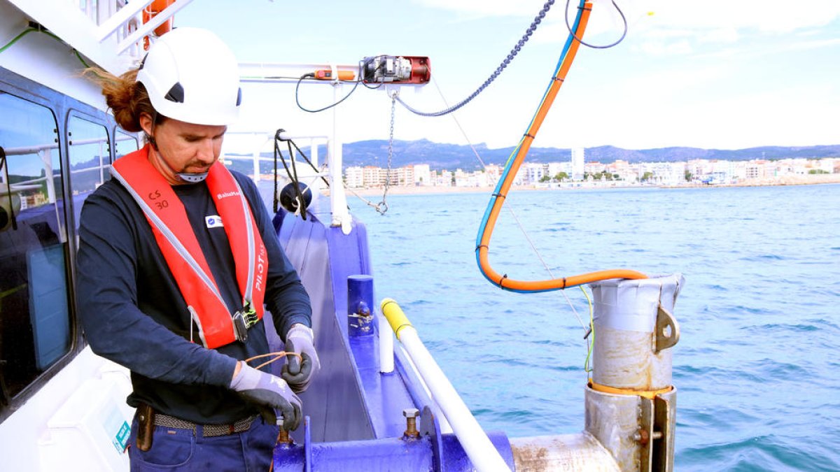 Un tècnic recollint la sonda per efectuar la batimetria just davant la costa de l'Ampolla.