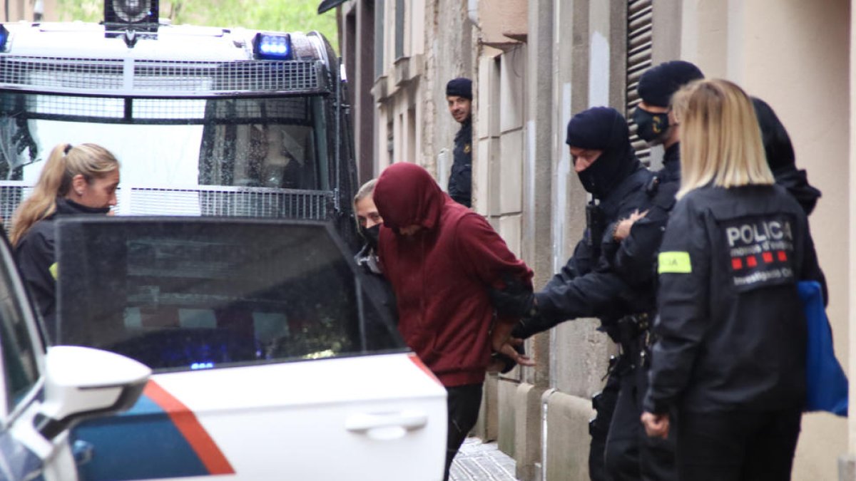 El detingut surt escortat pels mossos.
