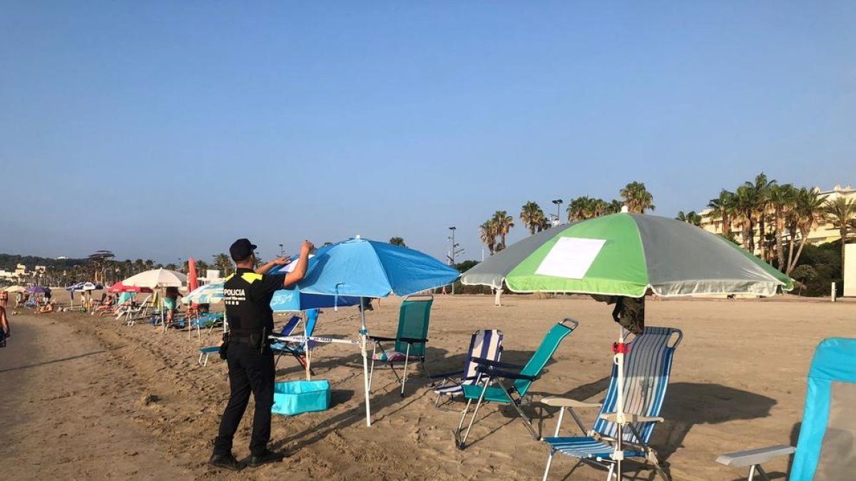 Imatge dels avisos que està realitzant la Guàrdia Urbana de Vila-seca a la platja de la Pineda.