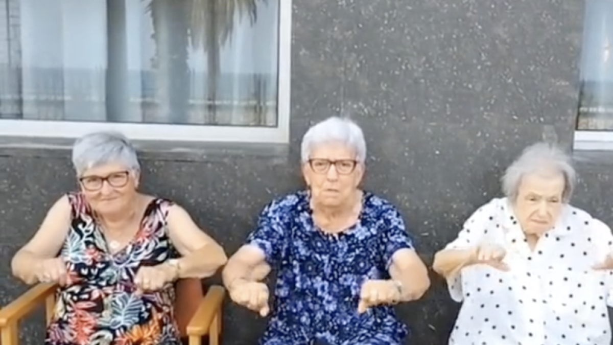 Imatge de les ancianes de la residència Danae de Badalona ballant la nova cançó de Rosalia.