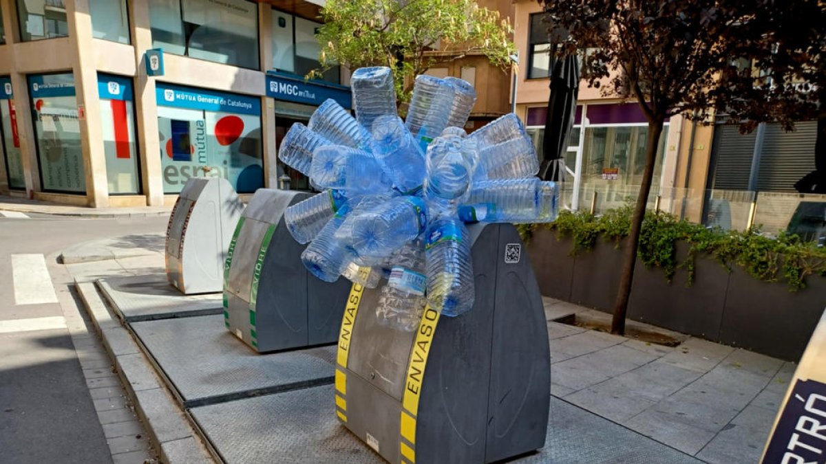 Garrafes deixades a l'exterior de l'illa dels contenidors a Tortosa.