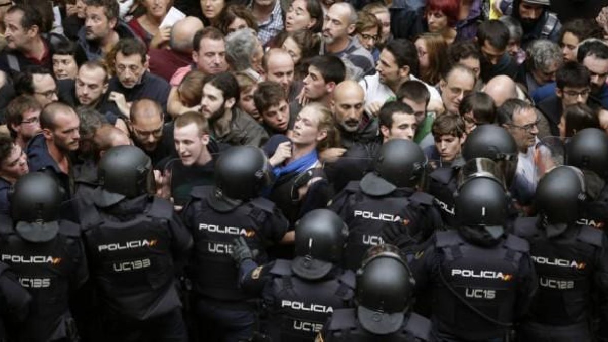 Antidisturbis de la Policia Nacional intenten neutralitzar als manifestants durant l'1-O.