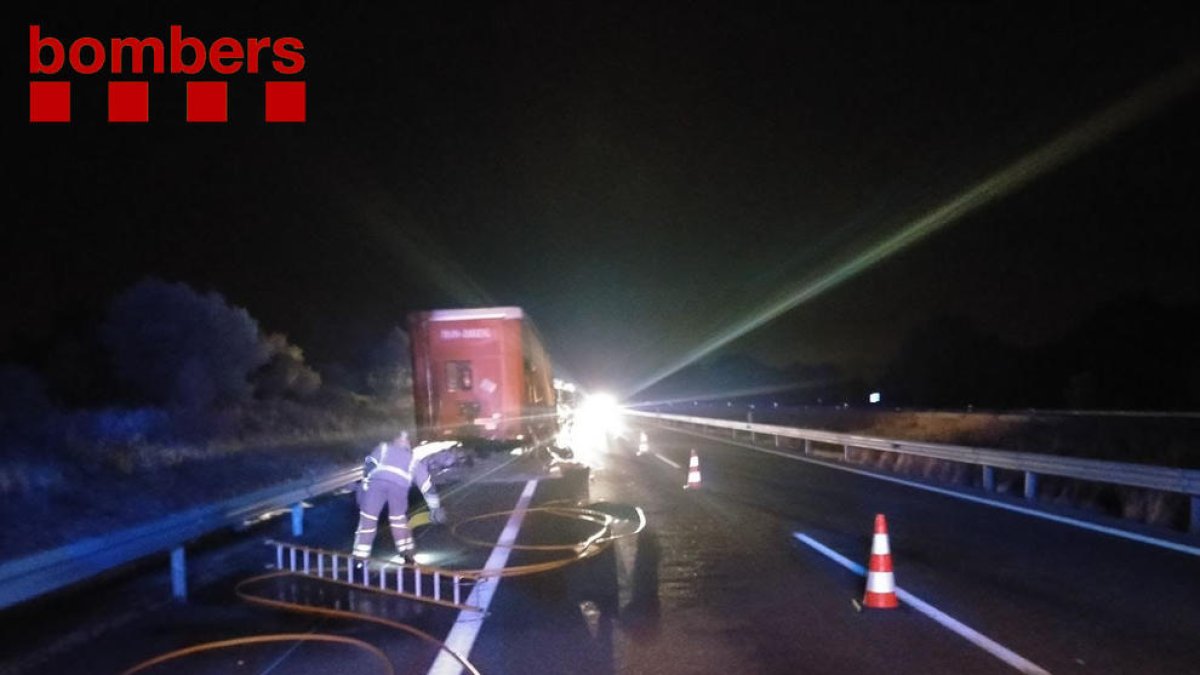 Imagen del camión accidentado en la AP2, en Vila-rodona.