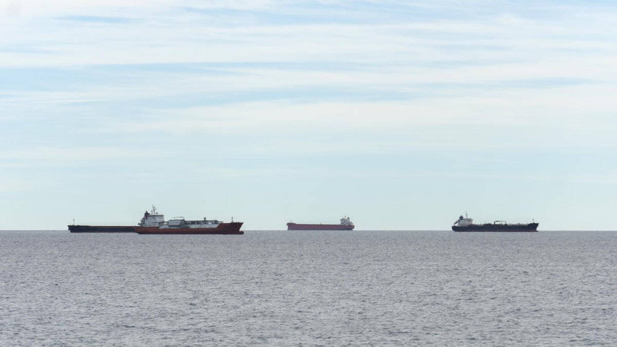 La situació de congestió que es viu al Port de Tarragona obliga a molts vaixells a quedar-se fora dels molls esperant que quedi un lloc lliure