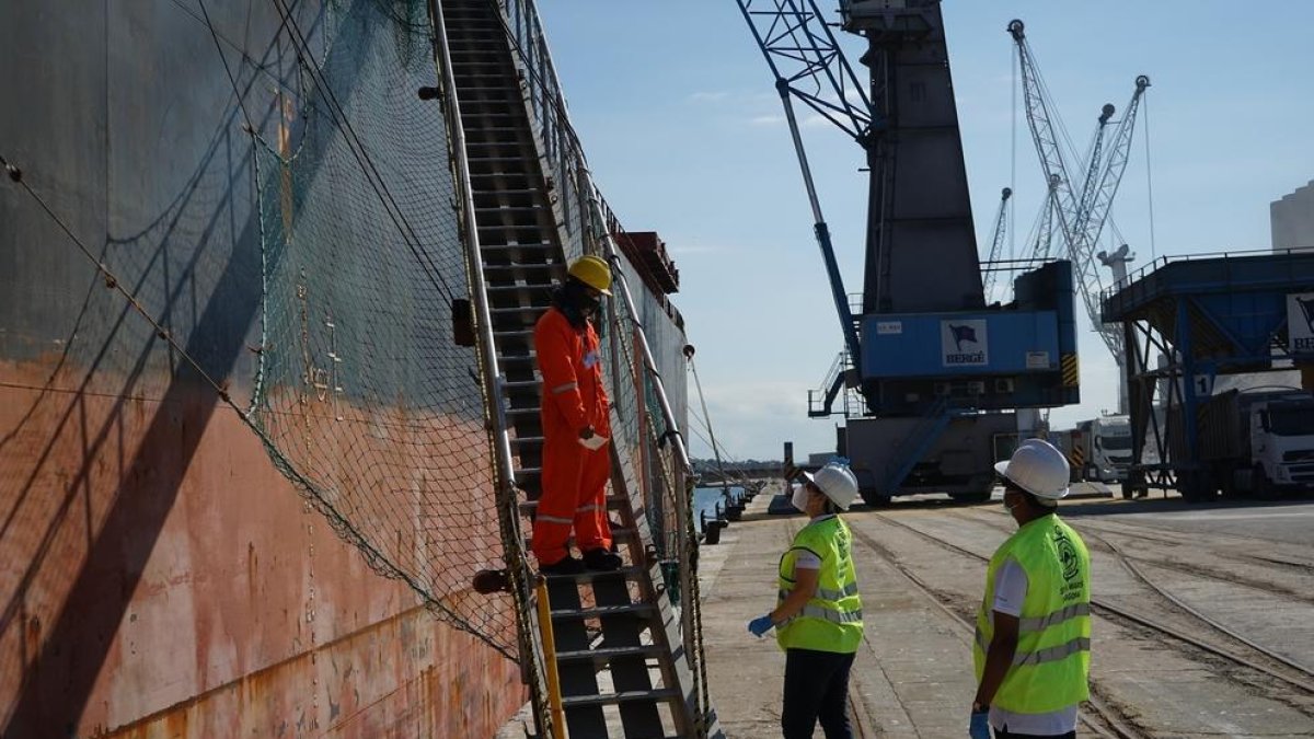 L'entitat contacta amb les tripulacions i mariners per ajudar-los en allò que els calgui.