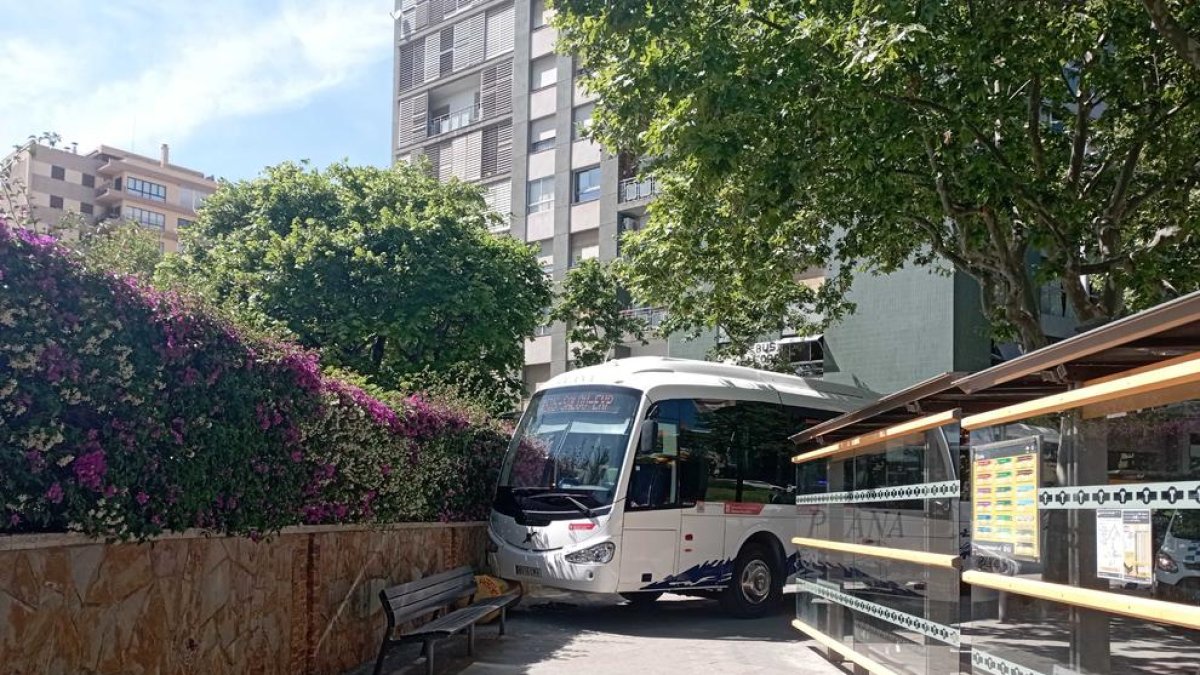 Imatge de l'autobús que ha col·lisionat amb una paret de la plaça de Les Oques de Reus.