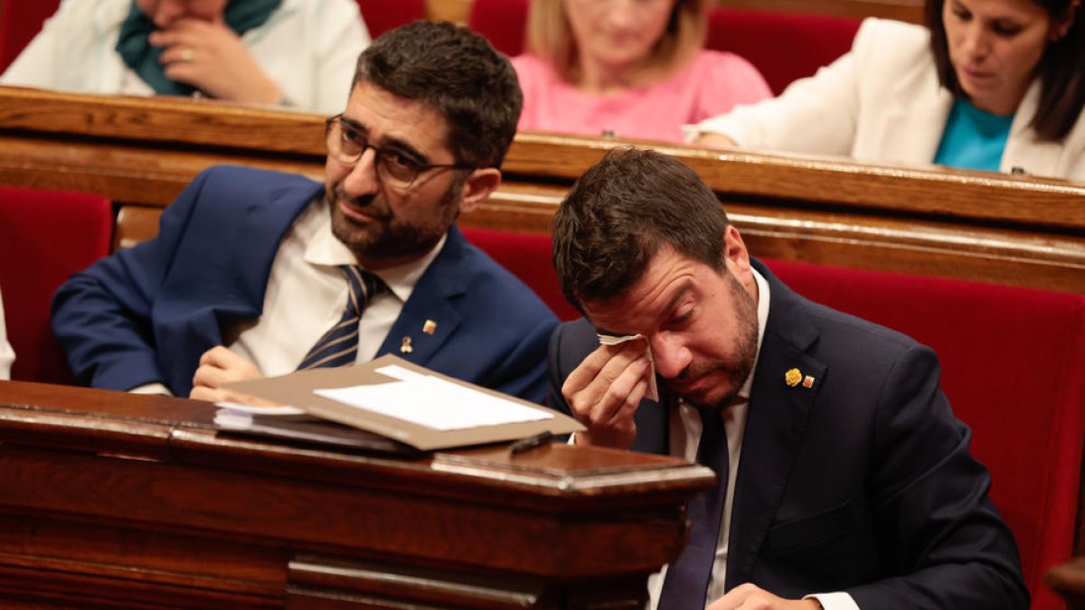 El president de la Generalitat, Pere Aragonès al costat del vicepresident, Jordi Puigneró, al debat de política general.