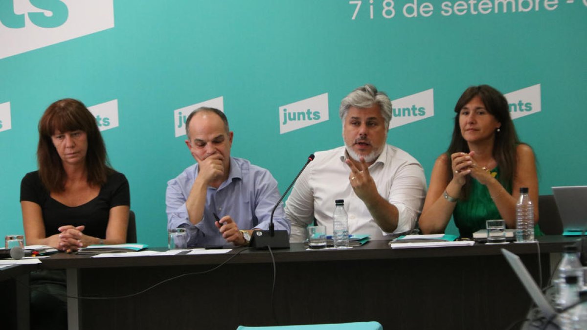 De izquierda a derecha, Marta Madrenas, Jordi Turull, Albert Batet y Laura Borràs en Girona.