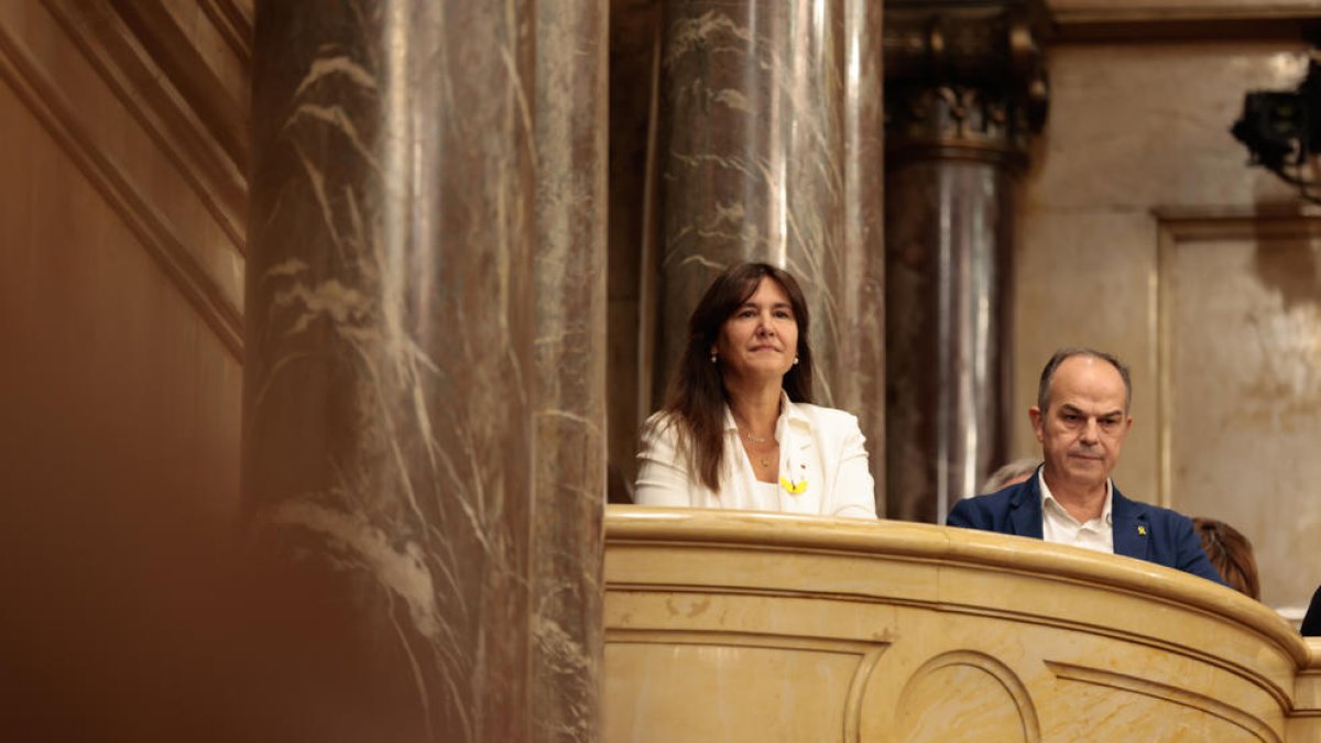 La presidenta del Parlament suspendida, Laura Borràs, y el secretario general de Junts, Jordi Turull, observando el debate de política general.