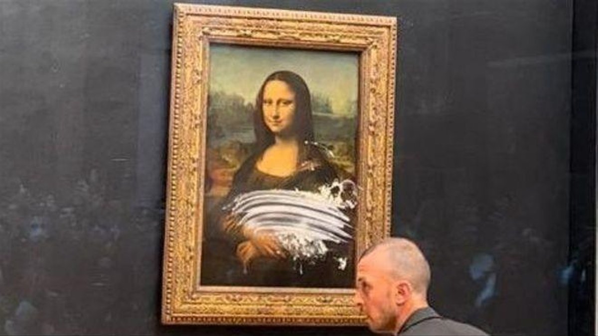 Un home disfressat d'anciana llença un pastís al quadre de la Mona Lisa