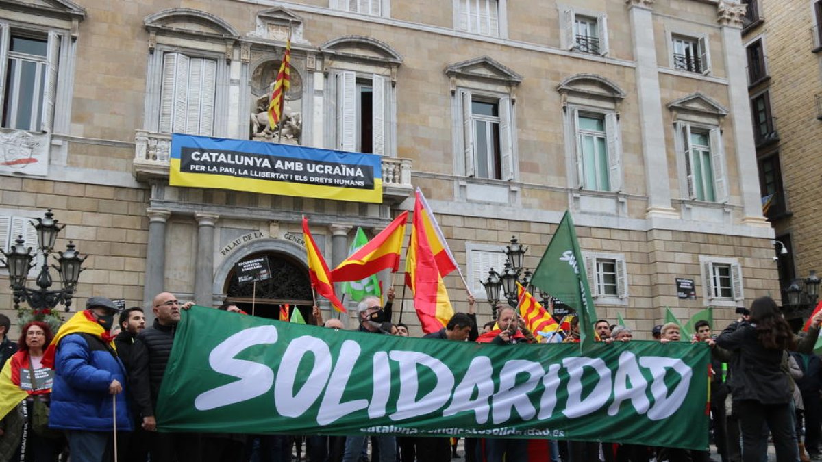 Una pancarta del sindicat Solidaritat desplegada davant del palau de la Generalitat en la manifestació de l'extrema dreta contra l'augment de preus de l'Estat.