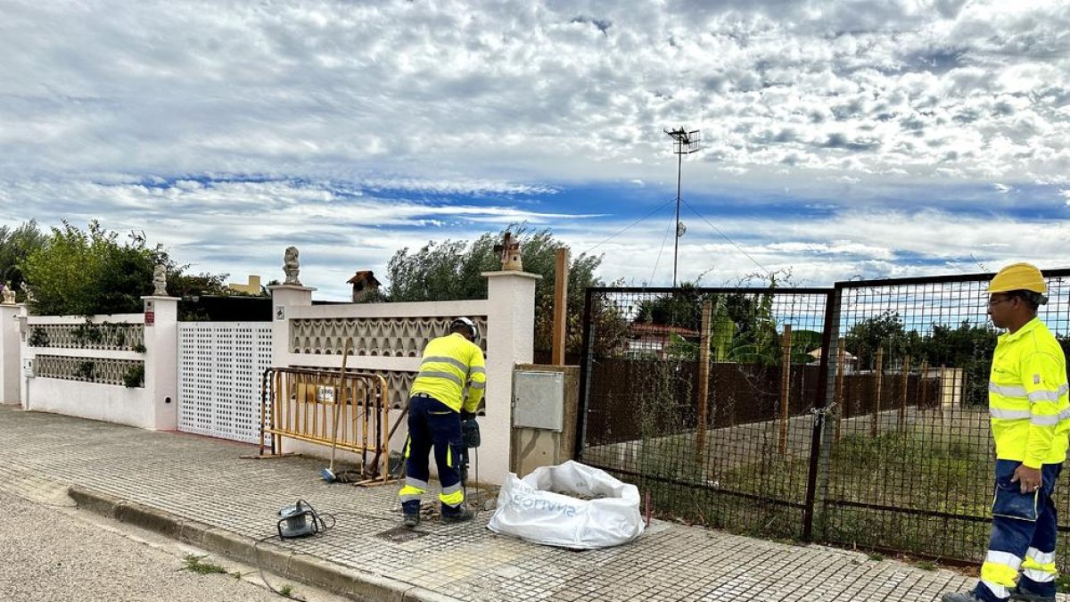 Imagen de los trabajadores empezando los trabajos, ayer.