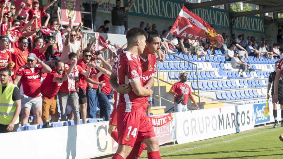 Álex Quintanilla i Pablo Fernández celebrant el gol de la victòria contra l'Alcoià.