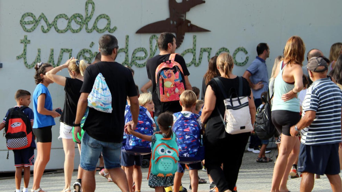 Alumnes d'una escola el primer dia de curs.