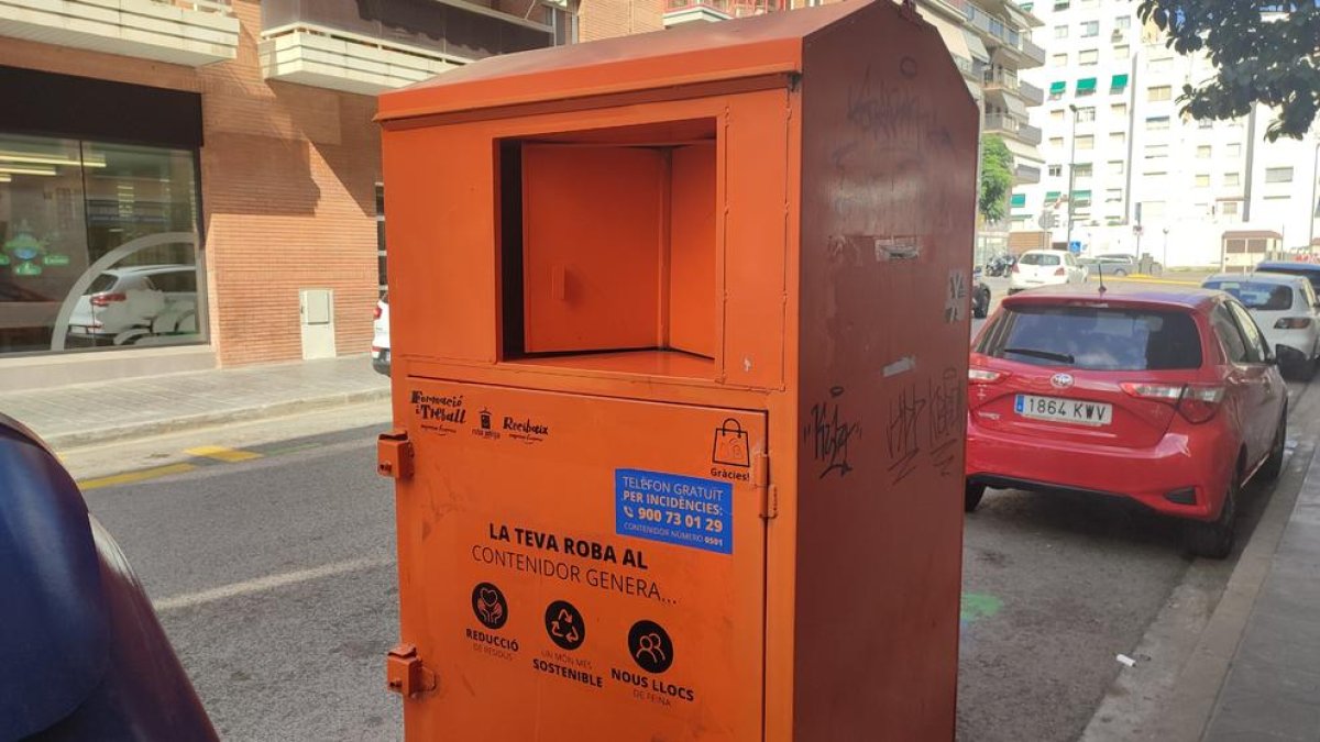 El contenidor que està situat al carrer Manuel de Falla és un dels cinquanta que hi ha a la ciutat.