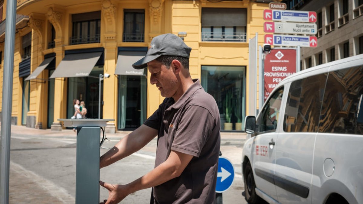 Imatge d'arxiu d'un operari instal·lant les pilones de control d'accés a Reus.