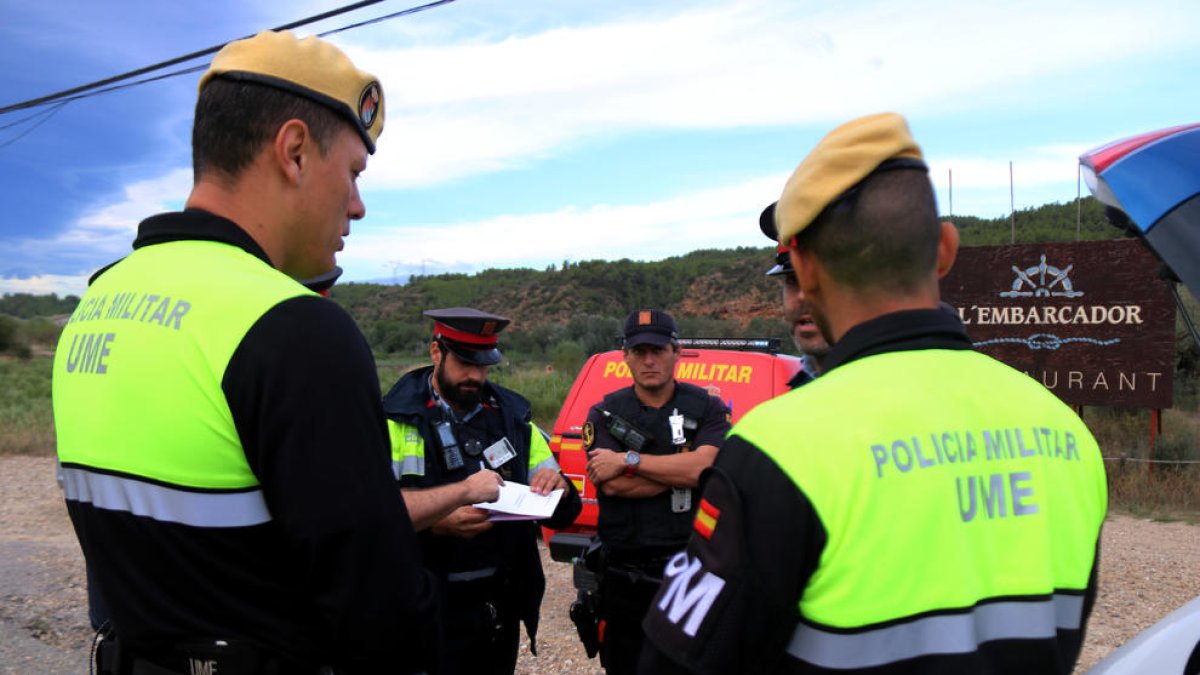 Efectius dels Mossos d'Esquadra I de la UME durant el simulacre fet al punt de control al terme municipal de Móra la Nova per desplegar el PENTA

Data de publicació: dijous 29 de setembre del 2022, 12:44

Localització: Móra la Nova

Autor: Mar Rovira