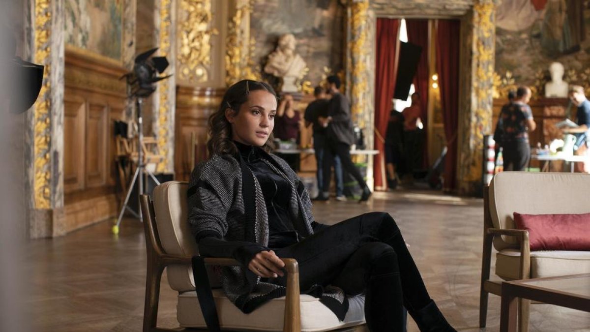 Fotograma de la sèrie 'Irma Vep' d'HBO Max, protagonitzada per Alciia Vikander.