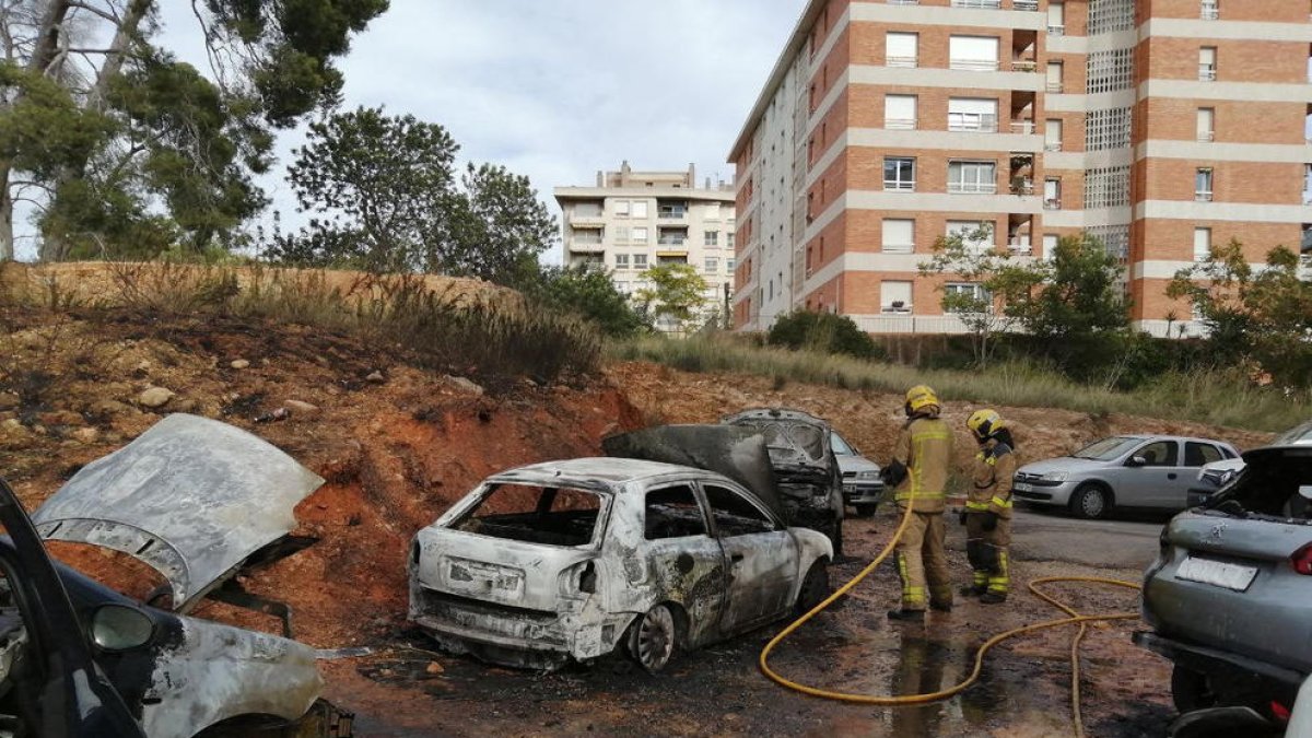 Imatge dels vehicles afectats per l'incendi a l'avinguda de Catalunya de Tarragona.