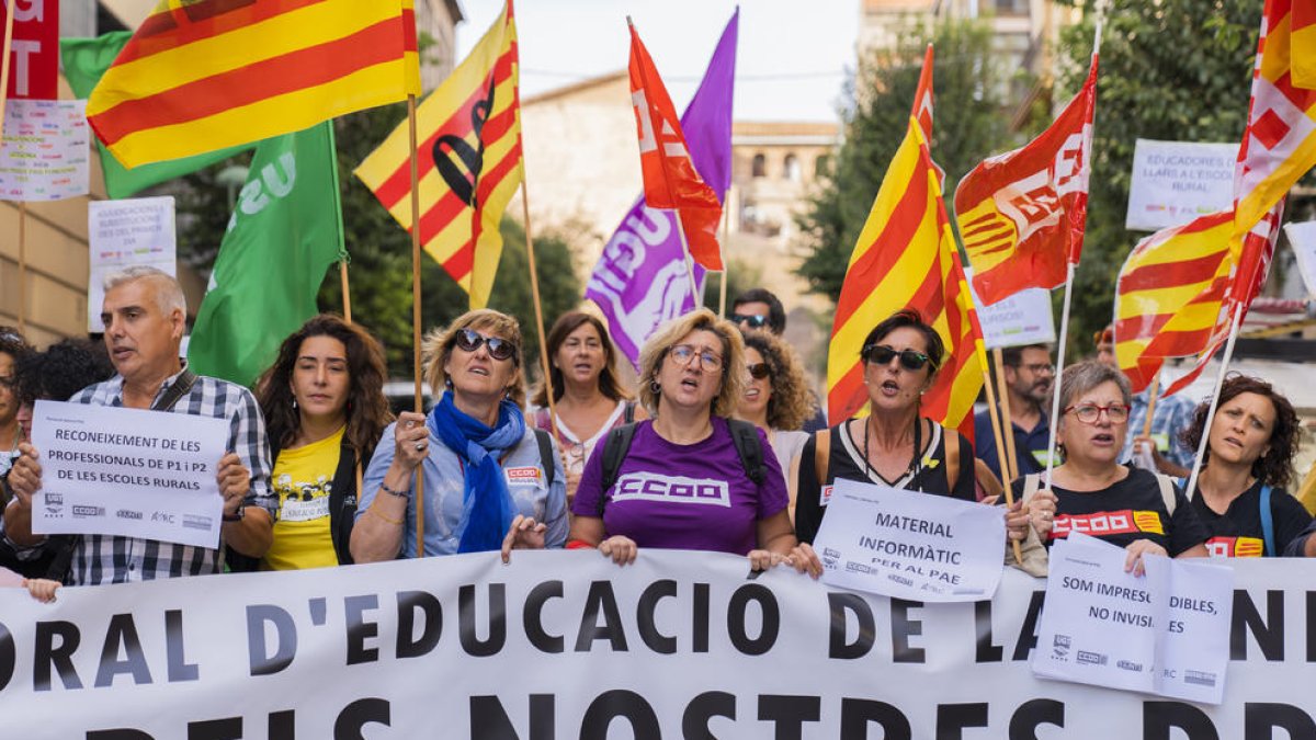 Imatge de la protesta per denunciar la precarietat laboral del Personal d'Atenció Educativa a Tarragona.