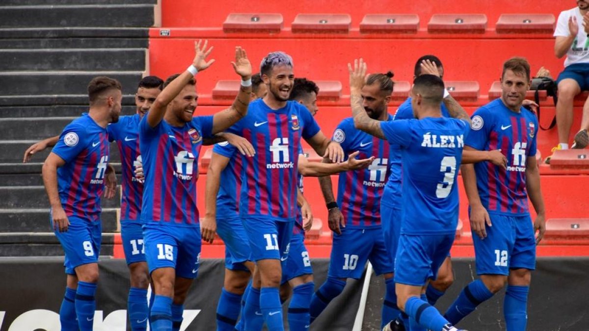 Els jugadors de l'Eldense celebrant la victòria contra la Real Unión en l'últim partit al seu estadi.