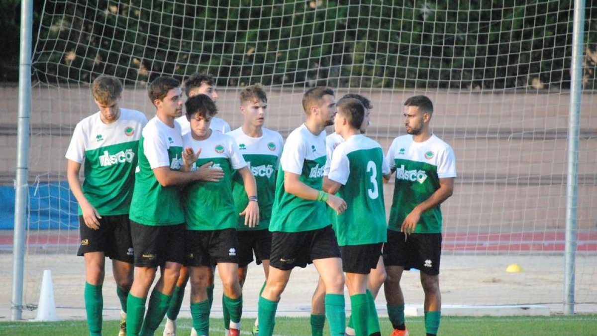 Els jugadors del primer equip del FC Ascó durant un partit d'aquesta pretemporada.