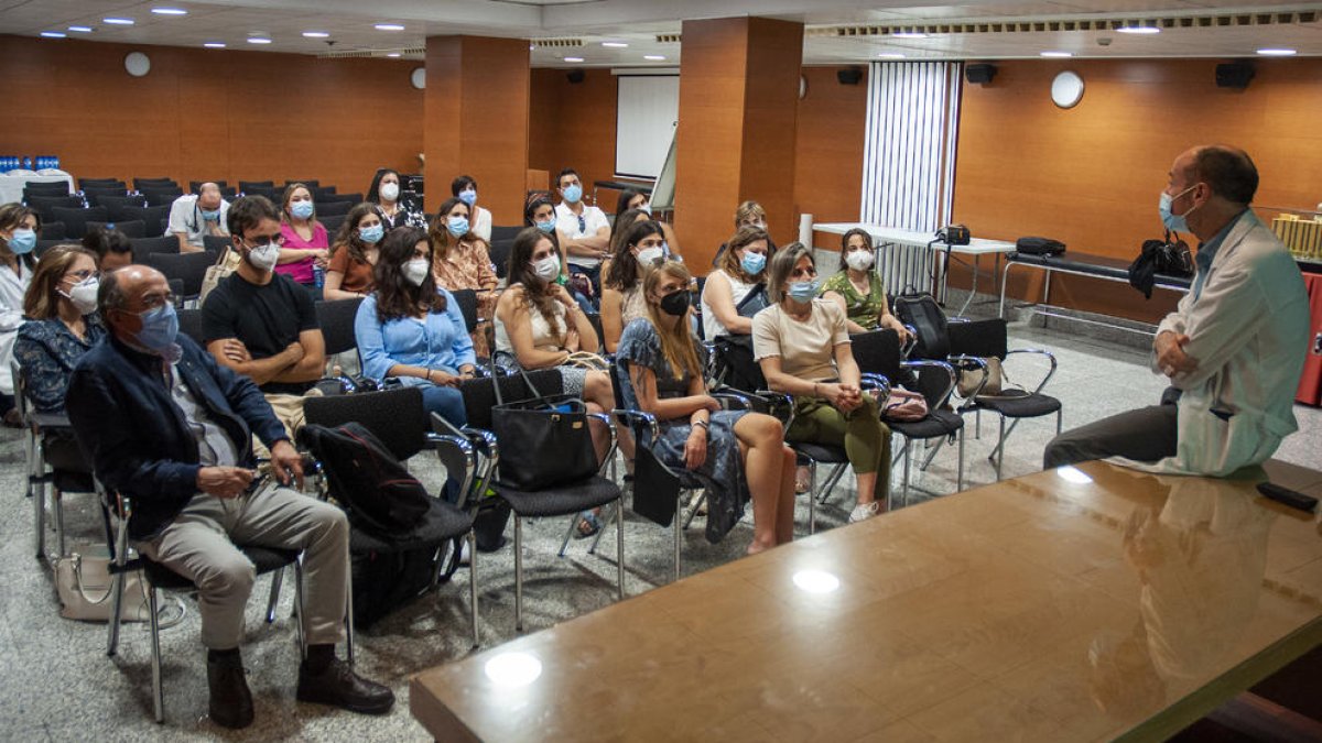 Imatge de l'acte institucional de benvinguda de nous residents a la Xarxa Santa Tecla.