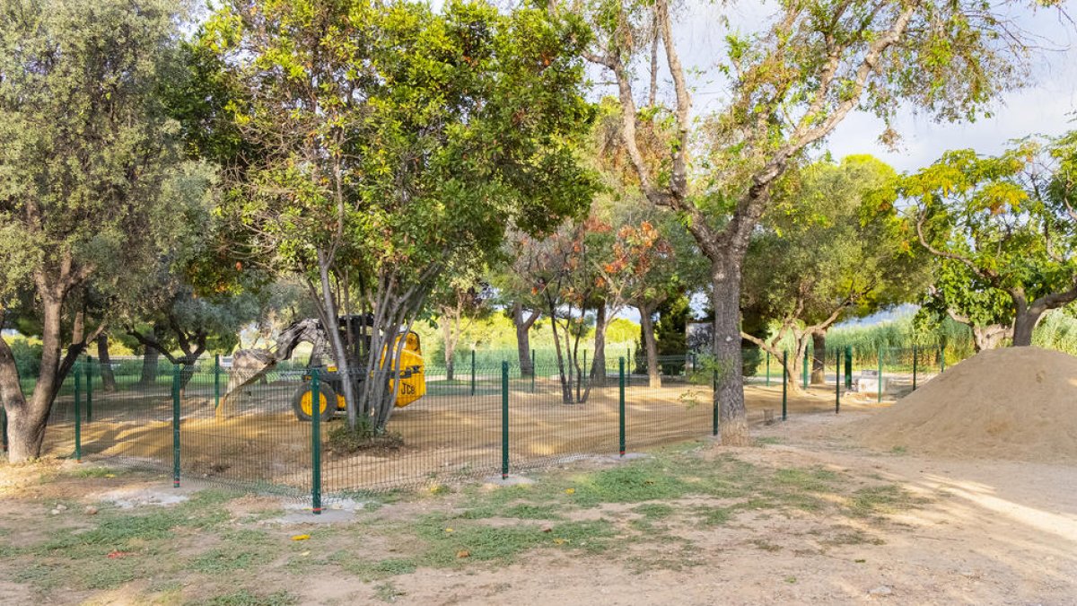 Una máquina trabajando en uno de los parques que se amplían.