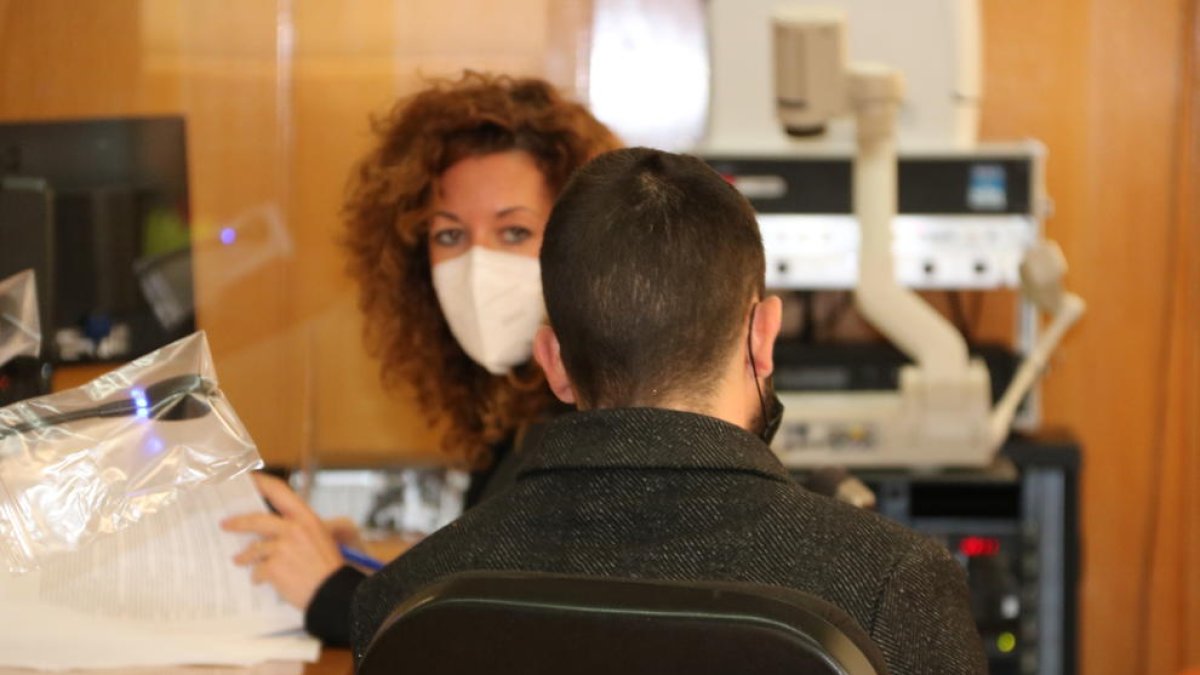 El acusado, juzgado en la Audiencia de Tarragona, acompañado de su abogada.