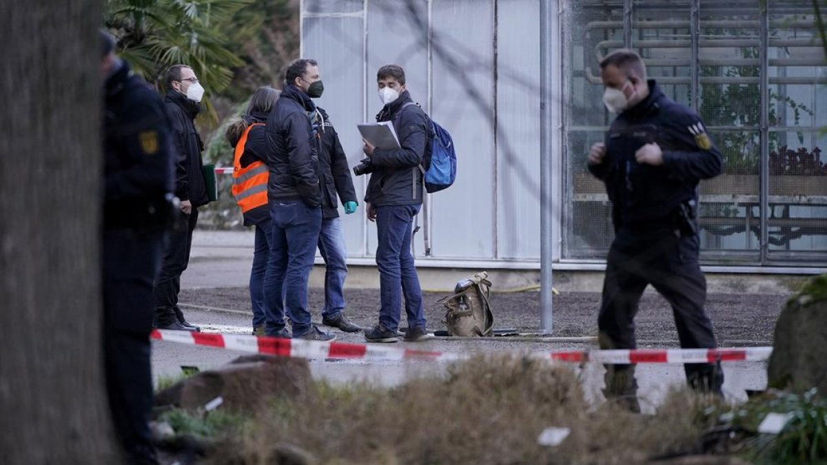 Periodistes i policia al lloc de l'atac.