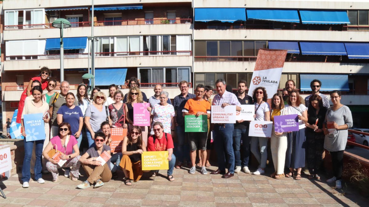 Imatge dels representants de les entitats que impulsen la Comunalitat Urbana de Tarragona.